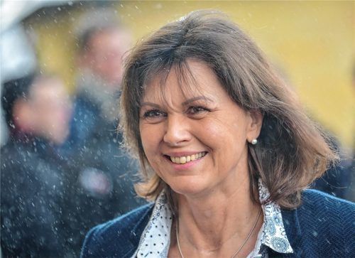 Lässt sich auch von Schnee oder Regen nicht die gute Laune verhageln: Landtagspräsidentin Ilse Aigner, hier 2017 bei der Winterklausur der CSU-Landtagsfraktion im Kloster Banz. Die CSU-Politikerin aus Feldkirchen-Westerham feiert ihren Geburtstag über mehrere Tage hinweg. Foto dpa