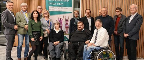 Landrat Otto Lederer (links) mit den gegenwärtigen und ehemaligen Stiftungsmitgliedern.Foto Landratsamt Rosenheim