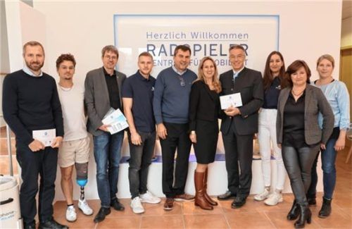 Landrat Otto Lederer (Vierter von rechts) besichtigt mit Andreas Bensegger (Dritter von links) von der IHK und einer Delegation aus dem Landratsamt die Firma Radspieler Orthopädietechnik in Neubeuern.Fotos Landratsamt Rosenheim