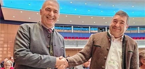 Landtagsabgeordneter Josef Lausch (rechts) gratuliert dem Bundestagskandidaten Sepp Hofer zur Wahl zum oberbayerischen Spitzenkandidaten der Freien Wähler. Foto re