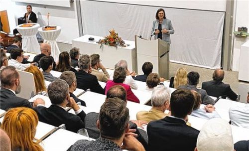 Landtagspräsidentin Ilse Aigner gratulierte der Fakultät für Wirtschaftsingenieurwesen zum Jubiläum. Foto Anton Maier