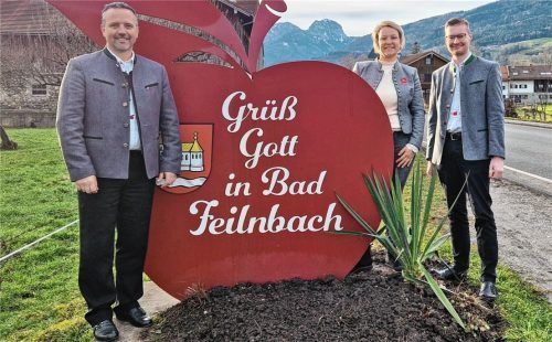 Lang hat‘s gedauert, aber jetzt ist es fix: Bad Feilnbach darf seinen Titel für weitere zehn Jahre im Namen führen – zur Freude von Bürgermeister Max Singer sowie Eva Reiter und Raphael Wagner von der Kur- und Gästeinformation. Foto re