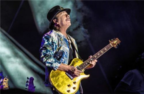 Latin-Rock-Legende Carlos Santana auf der Bühne.