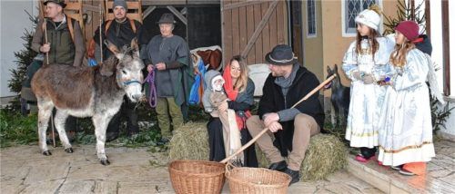 Maria und Josef mit dem Jesuskind und den beiden Engeln Romy (links) und Diana sowie den Samern und Esel Lotta.Foto Wunderlich