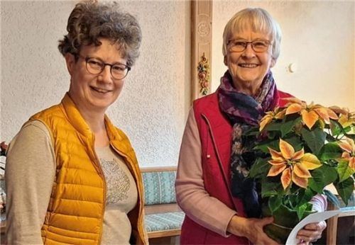 Martina Mauder vom Leitungsteam (links) bei der Auszeichnung von Hildegard Muschik.Foto Hainke