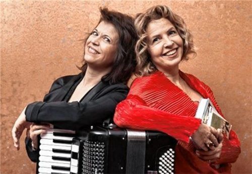 Michaela May (rechts) und Maria Reiter kommen in die Stadtbibliothek Rosenheim.Foto Christoph A. Hellhake