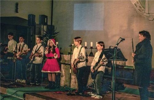 Mit „All I Want for Christmas is You“ begeisterte die Schulband.