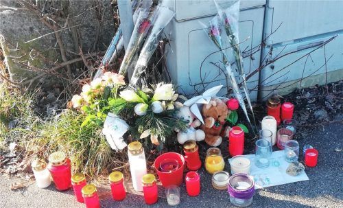 Mit Blumen, Kerzen und handgemalten Bildern geben Nachbarn und Freunde ihrer Trauer am Tatort Ausdruck.Foto Sautter