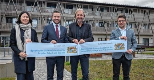 Mit dem Förderbanner: (von links) Theresa Mayer-Baumann, Geschäftsführerin Heimat Bayern Wohnbau GmbH, Daniel Artmann, MdL, Stefan Mayer, Geschäftsführer Heimat Bayern Wohnbau GmbH, und Johannes Thusbaß, Bürgermeister Prutting.Foto Abgeordnetenbüro Artmann