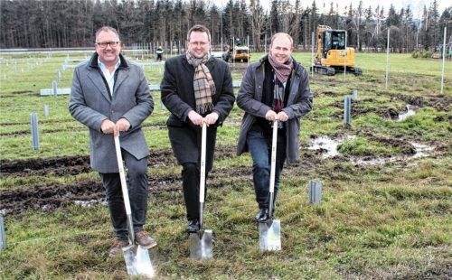 Mit dem offiziellen Spatenstich durch (von links) den Leiter der Stadtwerke Bad Aibling Stefan Barber, Bürgermeister Stephan Schlier und GWBA-Geschäftsführer Patrick Beyer geht das Projekt „Freiflächen-PV-Anlage“ der Mangfalltal Energie GmbH in die nächste Phase.Foto Strim