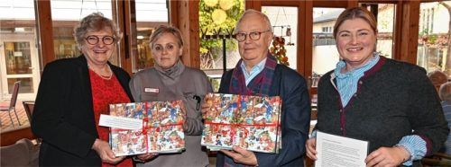 Mit den Adventskalendern: (von links) Almuth Aicher (Vorstandsvorsitzende Bürgerstiftung Rosenheim), Suzana Kovandzic (Altenheim St. Martin), Anton Heindl (Stifterrat Bürgerstiftung Rosenheim) und Viktoria Pertl (Vorstand Bürgerstiftung Rosenheim).Foto re