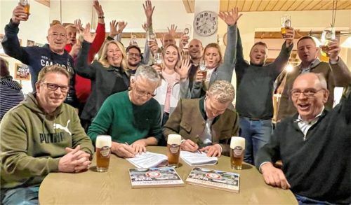 Mit den Unterschriften unter die beiden Vertragswerke besiegelten unter großem Jubel SVB-Vize Hannes Dörnberger, SVB-Vorstand Bernhard Gleissner und Prinz Peter von Lobkowicz im Beisein von Brauereidirektor Roland Bräger (v.l.) die neue Partnerschaft. Fotos neuwirth