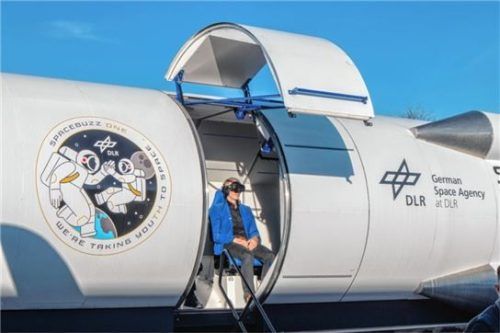 Mit der VR-Brille einen Flug ins Weltall unternehmen.
