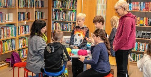 Mit Eifer waren die Kinder dabei. Claudia Dohlich (links) von der Stiftung Lesen und Erika Zimmert von der offenen Ganztagsschule leiteten sie an.Foto Stache