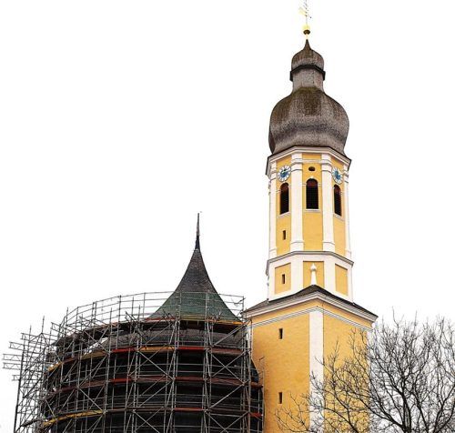 Mit einheitlichem Farbverlauf zeigt sich seit Abschluss der Malerarbeiten die Turmfassade St. Johann Baptist und Heilig-Kreuz-Kirche in Westerndorf am Wasen. Deutlich ist die Aufstockung des Gerüstbaus um das große Kuppeldach zu erkennen. Derzeit fehlt das sonst weit sichtbare Doppelkreuz der Kuppelspitze. Dieses wird derzeit renoviert. Foto Knarr