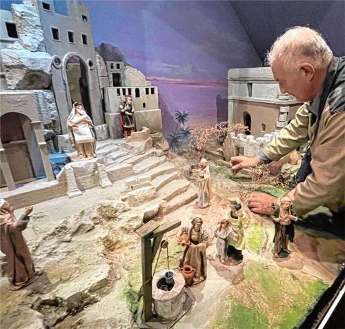 Mit viel Liebe zum Detail wird die erste Szene aufgebaut. Wenn die Figuren stehen, geht es ans Dekorieren der Landschaft. Familie Aicher sammelt dafür Materialien aus der Natur. Foto kirchner