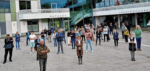 Mitglieder der Bürgerinitiative „Nord Ost Team“ (N.O.T.) vor dem Rathaus. Mit einem Bürgerbegehren wollen sie eine Entscheidung gegen das im Nordosten der Stadt geplante Quartiers-Zentrum erreichen. Foto re