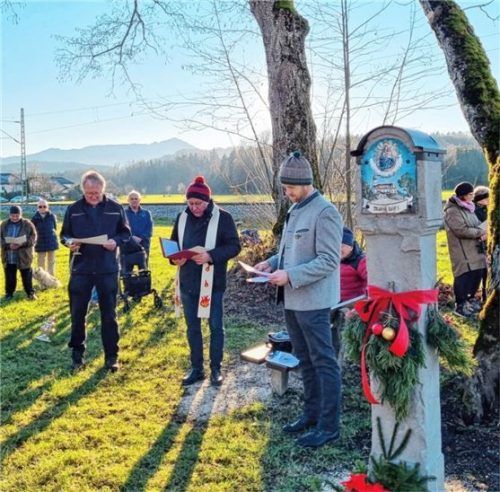 Nach seiner Restaurierung wurde das Marterl bei Lohhäusl gesegnet. Das Foto zeigt (von links) Mesner Martin Thullner, Pfarrvikar Josef Heiß und den KSK-Vorsitzenden Simon Schreiber.Foto Buthke