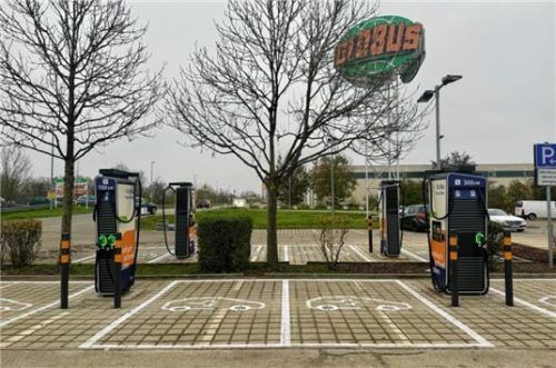 Neu: Schnellladesäulen am Globus. Foto Globus Markthallen