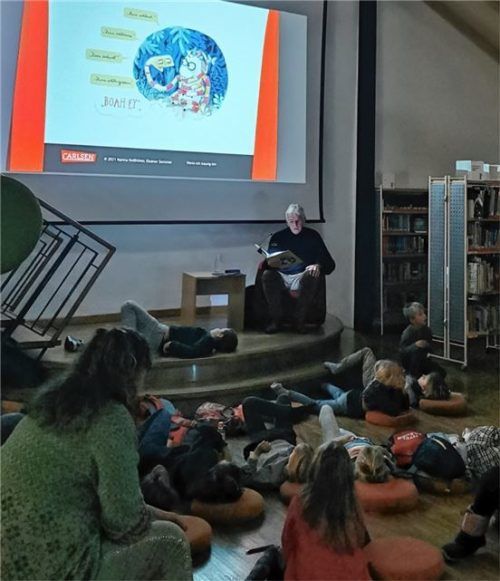 Neue und „alte“ Medien verbinden, wie hier im Bilderbuchkino – das weckt das Interesse der Kinder. Foto stadtbibliothek rosenheim