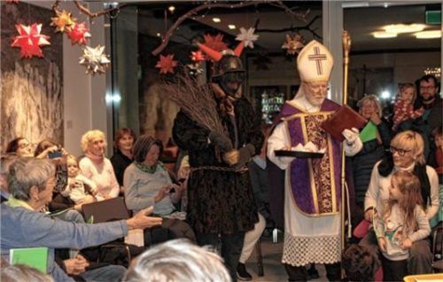 Nur Gutes wusste der Bischof Nikolaus zum Leidwesen des Kramperl (schwarze Montur) in der Kulturmühle über kleine und große Sänger zu berichten.