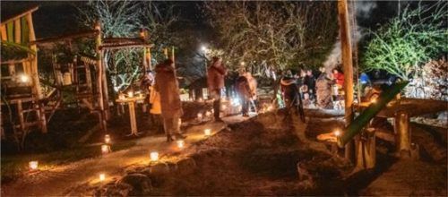 Nur mit Kerzen wurde der neue Begegnungsgarten beleuchtet. Fotos stache