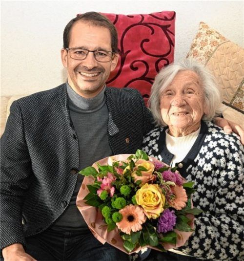 Oberbürgermeister Andreas März gratuliert Ingeborg Reimer zum 101. Geburtstag.Foto Ruprecht