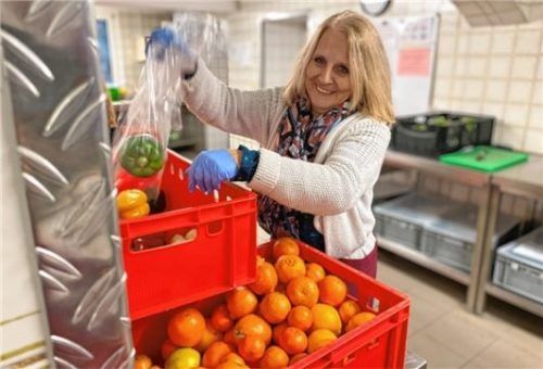 Obst und Gemüse werden kontrolliert. Fotos Lagler