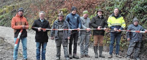 Offizielle Freigabe: (von links) Dr. Hadumar Roch (Wasserwirtschaftsamt Rosenheim), Bürgermeister Stefan Lederwascher, Klaus Barth senior (Baggerunternehmer), Bernhard Astl (Berggasthof Hohe Asten), Diplom-Geologe Klaus Smettan, Geschäftsführer Klaus Warger (Forstverwaltung Brannenburg, Firma Henkel), Thomas Brandner (Wasserwirtschaftsamt Rosenheim) und Klaus Barth junior. Foto Johann Weiss
