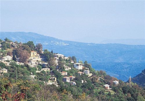 Perfekt zum Entschleunigen: Rund um das Dorf Milies (gr.F.) beginnen tolle Wandertouren. In Makrinitsa (o.) kann man in urigen Tavernen herrlich einheimisch schlemmen. Ausflugstipp: eine Fahrt mit Pilions Dampfzug (u.).