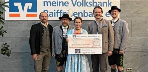 Peter Mitterer, Hans März, Bernadette Mittermeier, Johann Hell und Kilian Dobner (von links).Foto re