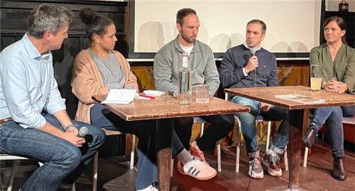 Podiumsdiskussion bei „Meet the Ref“ in München mit Celia Sasic (Zweite von links) und Philipp Lahm (Zweiter von rechts).Foto Johannes Hain