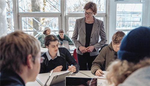 Professorin Birgit Naumer beschäftigt sich als Didaktik-Mentorin an der TH Rosenheim mit dem Einsatz generativer künstlicher Intelligenz und den damit verbundenen Möglichkeiten und Herausforderungen für die Lehre. Foto Lisa Lanzinger