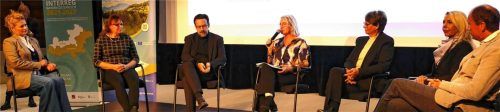 Professorin Dr. Verena Teissl (Mitte) moderierte die Diskussion zwischen (von links) Anke Hellmann, Kulturreferentin des Landkreises Rosenheim, Isabella Engelmann, Kulturmanagerin des Chiemsee-Alpenland Tourismus, Andreas Leisner, Geschäftsführer der Tiroler Festspiele Erl, Sabine Mair, Geschäftsführerin von „Kufsteinerland“, Barbara Schwaighofer, Vizepräsidentin Euregio Inntal, und Johannes Erkes, Geschäftsführer von „Festivo“.Foto Janka