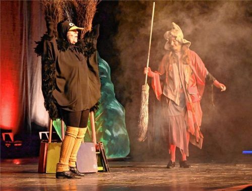 Rabe Abraxas und die Kleine Hexe bereiten sich auf die Walpurgisnacht vor.Foto Schlecker