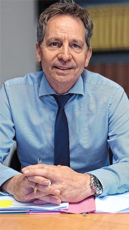 Rechtsanwalt Harald Baumgärtl in seiner Kanzlei in Rosenheim. Foto Michael Weiser