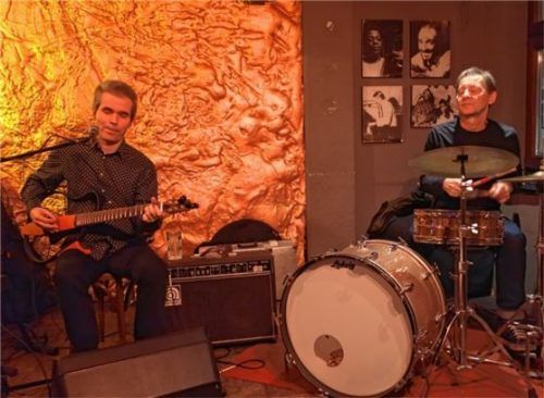 Robert Coyne (Gitarre) und Werner Steinhauser (Schlagzeug) spielten Songs aus mehreren Jahrzehnten.Foto Friedrich