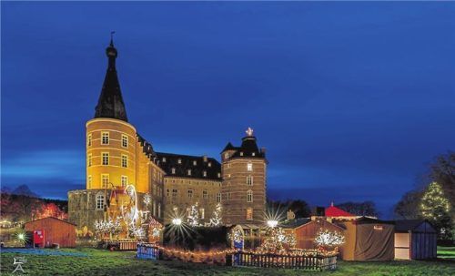 Romantik pur: Die idyllischen Weihnachtsmärkte auf dem Wasserschloss Merode (gr. F.) und in Quedlinburg (o.).