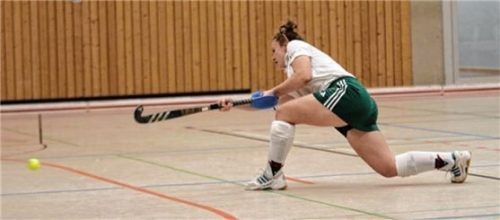 Rosenheims Alex Schwarz beim Verwandeln des Siebenmeters zur 2:1-Führung.Foto re