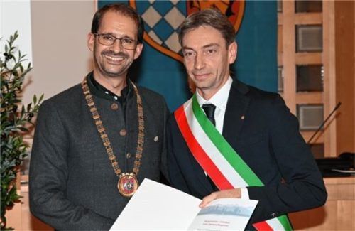 Rosenheims Oberbürgermeister Andreas März mit seinem Kollegen aus Lazise, Damiano Bergamini.Foto Schlecker