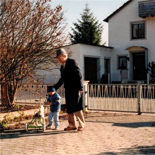 Rudi Heinz mit Enkelin Katharina vor seinem Wohnhaus im Wasserburger Burgerfeld.