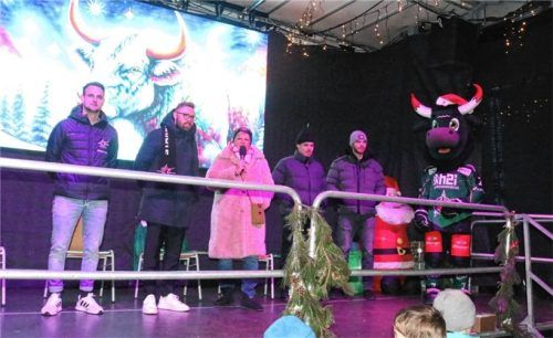 Sabine Balletshofer-Wimmer (Mitte) begrüßte (von links) Darwin Kuhn, Fabian Artmann, Tobias Beck und Fabjon Kuqi sowie Maskottchen Wacki bei der Spendenaktion.