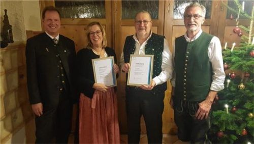 Sängerkreisvorsitzender Alois Hundhammer (links) und Lyra-Vorstand Reinhold Bichlmeyer (rechts) ehrten Susanne Sedlbauer und Peter Seiderer für 50-jährige Vereinszugehörigkeit. Foto sedlbauer