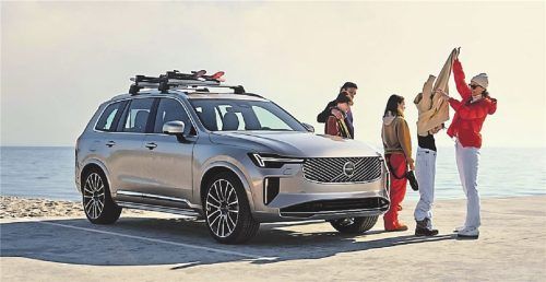 Schleppt was weg: Der überarbeitete Volvo XC90 kann bis zu sieben Personen transportieren und darf gebremste Anhänger mit einem Gewicht von bis zu 2,4 Tonnen ziehen. Als Plug-in-Hybrid fährt er bis zu 72 Kilometer rein elektrisch. Foto Volvo