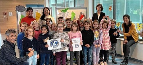 Schüler der ersten Klassen der Volksschule St. Georg mit (von links) Kiwanis-Präsident Dr. Stephan Anders, Katja Bergerhoff und Kathrin Baumeister (beide St.-Georg-Schule), Hiltrud Volpert (Luitpoldschule) und Birgit Arnold (Förderzentrum Bad Aibling) bei der Übergabe der Reflektoren in der Volksschule St. Georg. Foto Re