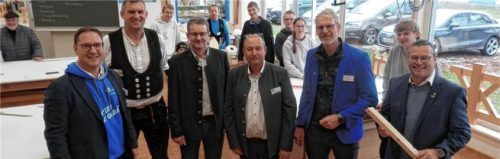 Schulleiter Friedrich Ebertseder (Dritter von links) begrüßt die Gäste: (von rechts) Markus Saller, Geschäftsführer der Kreishandwerkerschaft und Mitglied des Landtages, Thorsten Kögler, Schulleiter der Berufsschule Mühldorf I, Matthias Lang, stellvertretender Schulleiter, Reinhard Obermeier, Obermeister der Zimmerer und Markus Rösch, Abteilungsleiter Bau.Foto maier