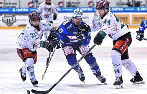 Schwerstarbeit für die Starbulls: Ville Järveläinen (links) und Zack Dybowski im Duell mit Niklas Postel.Fotos Julia Peter