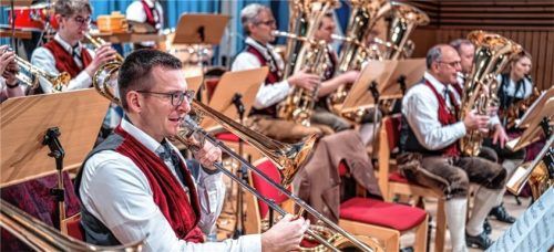 Sebastian Denzler, auch Dirigent der Jugend-Blaskapelle, begleitete das Konzert an der Posaune.Foto Nitzsche