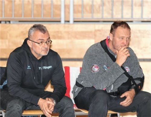 Sie hatten allen Grund zufrieden zu sein: Bis zum letzten Kampf stellten die beiden Trainer (von links) Petar Stefanov und Christian Pribil die Mannschaft optimal ein. Foto Wittenzellner