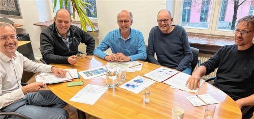 Sie planen den Hochwasserschutz für die Region: (von links) Dr. Tobias Hafner, der Leiter des Wasserwirtschaftsamtes Rosenheim, sein Stellvertreter Andreas Holderer, Dr. Hadumar Roch, Abteilungsleiter für den südlichen Landkreis Rosenheim, Klaus Moritz vom Hochwassernachrichtendienst und Thomas Brandner, Sachgebietsleiter für Wasserbau und Gewässerentwicklung. Foto Kathrin Gerlach